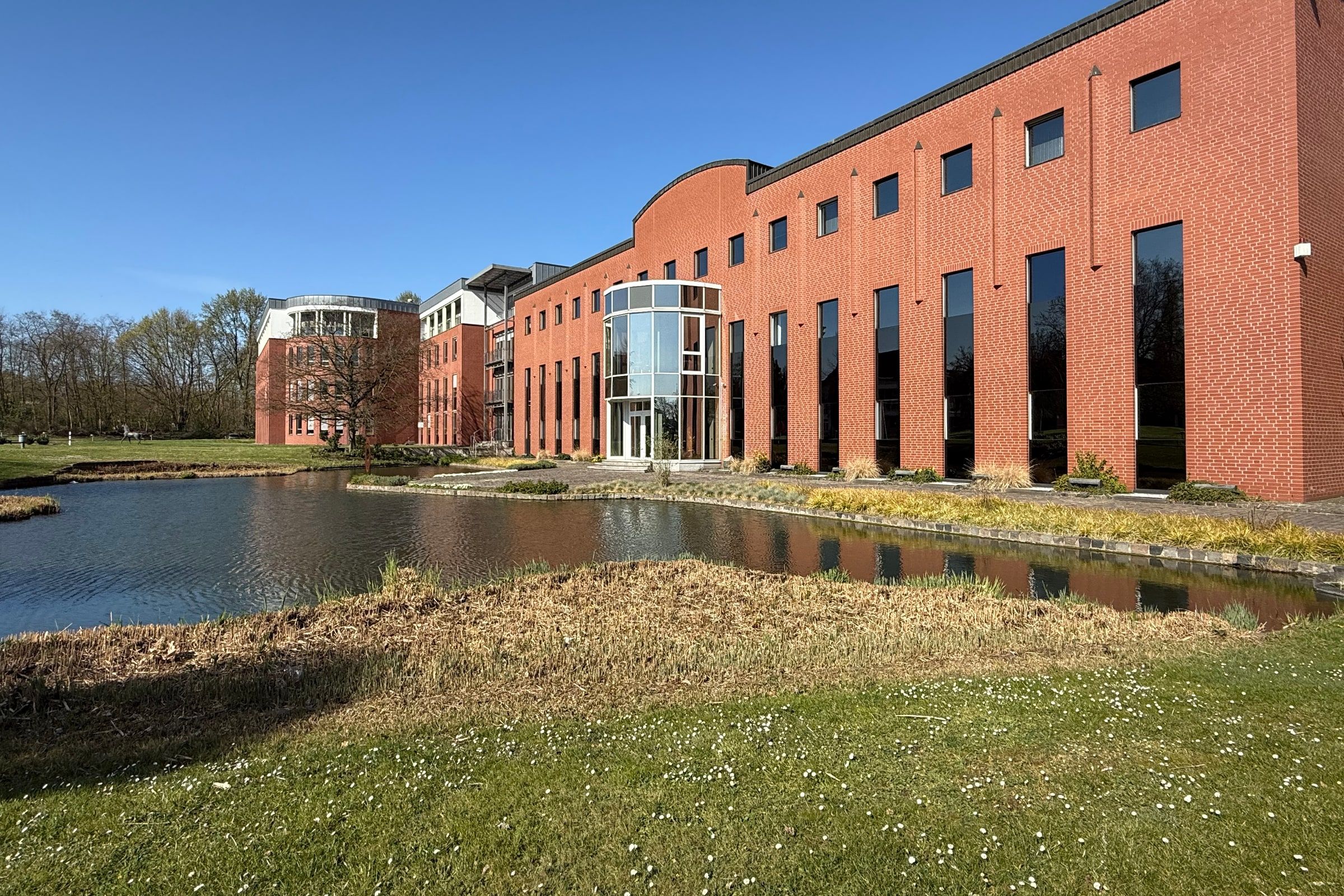 Firmengebäude der Syscon RES GmbH in Oberhausen, vom Teich aus gesehen